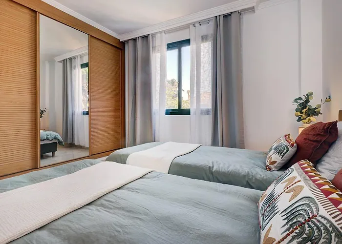 Santa Maria Elviria Golf Penthouse With Large Private Terrace And Sea Views -029 דירה *